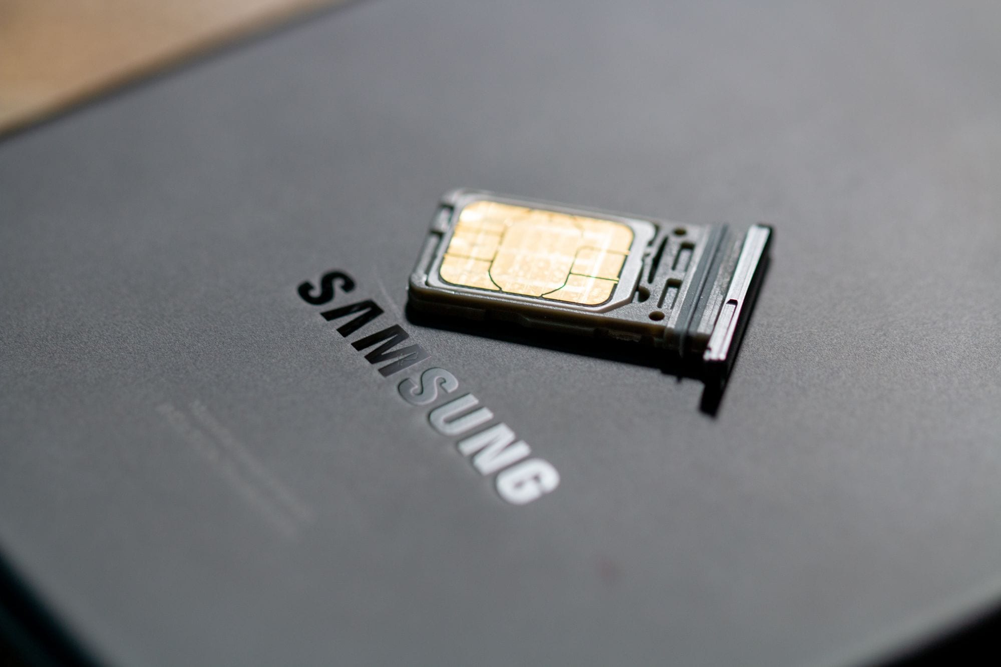 Kako vstaviti in odstraniti kartico SIM iz Samsung Galaxy S21