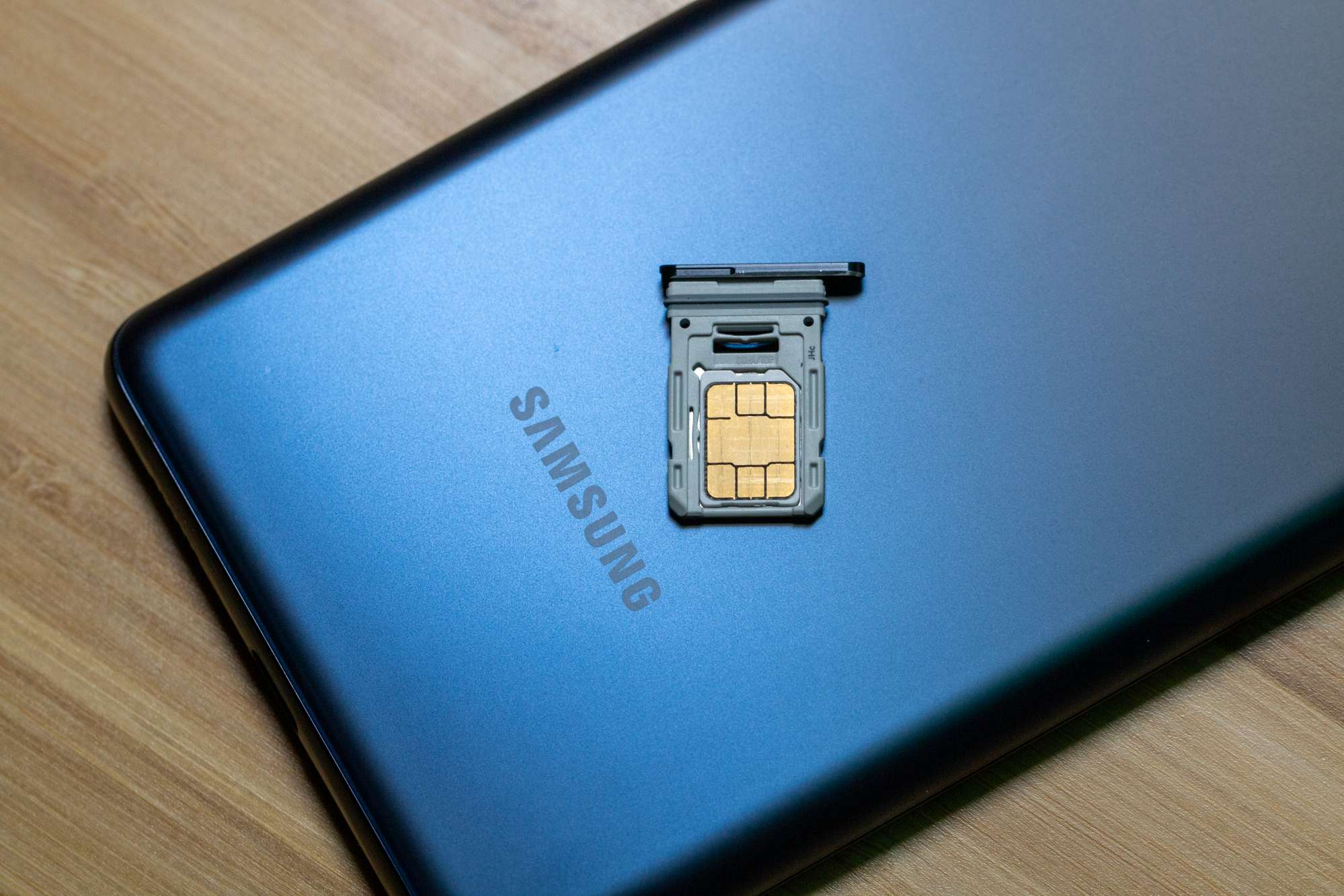 Jak vložit a vyjmout SIM kartu z Samsung Galaxy S20 FE