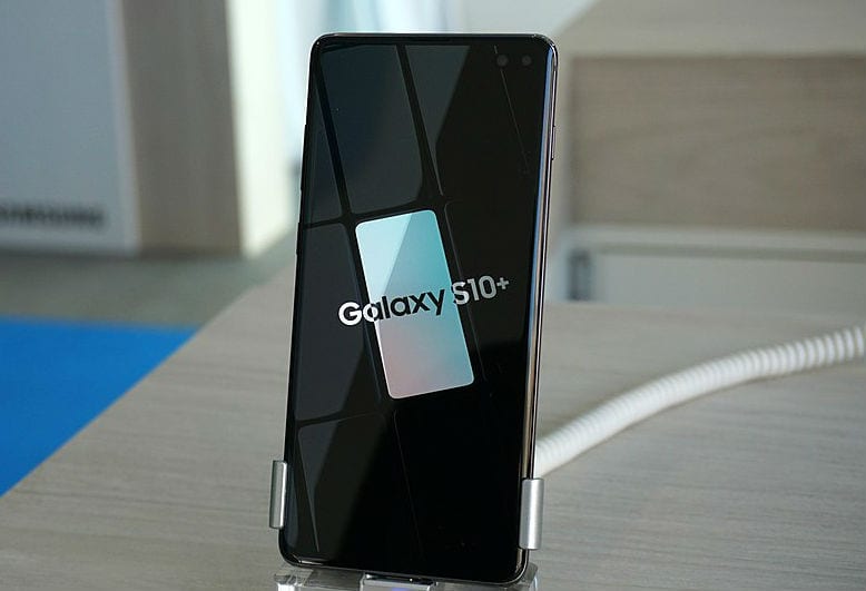 Sätt i och ta bort ett SIM-kort och SD-kort på Samsung Galaxy S10