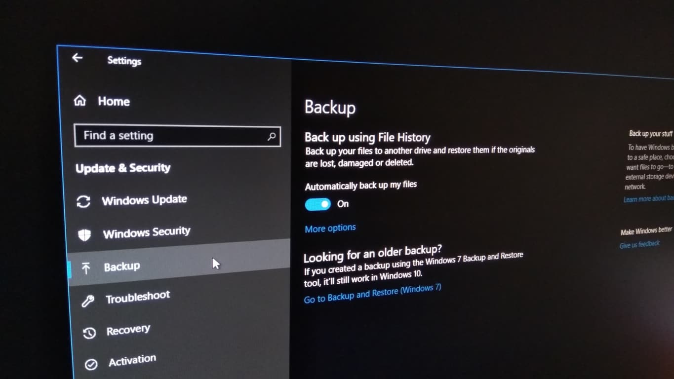 Как да използвате История на файловете, за да направите сигурно архивиране на Windows 10