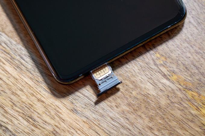 Hur man sätter i och tar bort SIM-kort från Samsung Galaxy S21