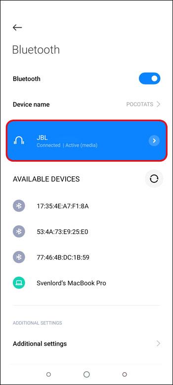 Hur man kopplar JBL-hörlurar med en dator, mobil enhet eller surfplatta