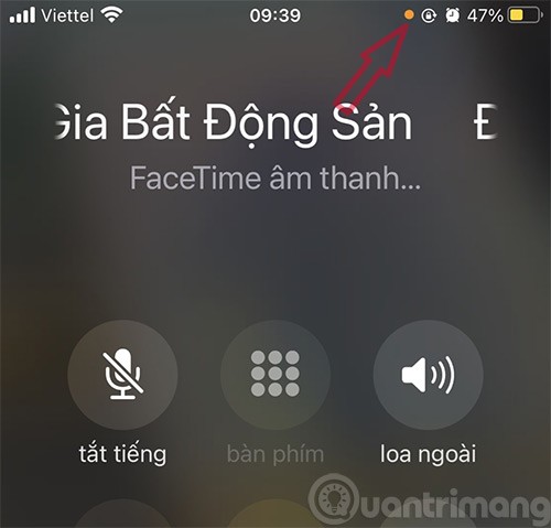 Mi az a narancssárga és zöld pont az iPhone képernyőjének sarkában?