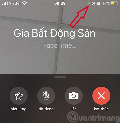 Mi az a narancssárga és zöld pont az iPhone képernyőjének sarkában?