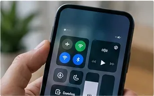 En mobiltelefon med anslutningskontroller synliga, som påminnelse om att kontrollera enheten innan BankID-flödet startas