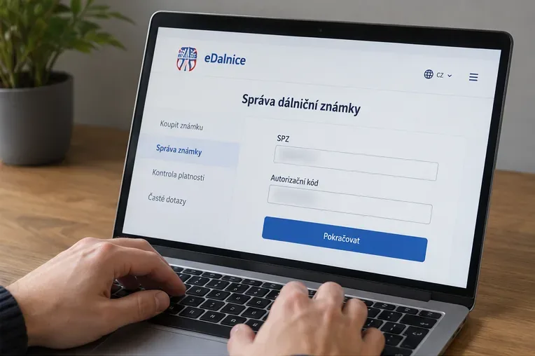 Notebook se zobrazenou správou elektronické dálniční známky a poli pro SPZ a autorizační kód