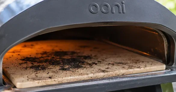 Jak vyčistit kámen na pizzu Ooni, aniž by praskl