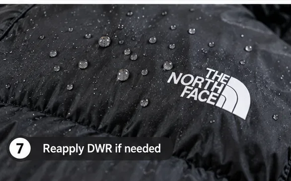 Kapljice vode prelijevaju se po crnoj vanjskoj tkanini puhaste jakne The North Face