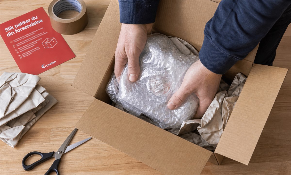 Pakk pakken forsvarlig med bobleplast og pakketeip