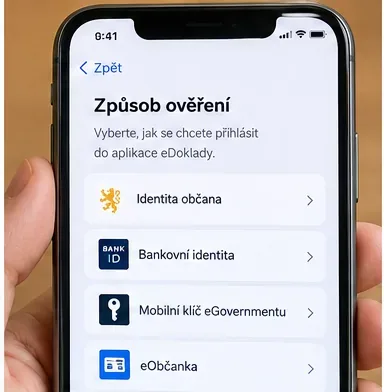 Telefon s obrazovkou pro volbu způsobu ověření při registraci eDokladů, včetně Identity občana a bankovní identity