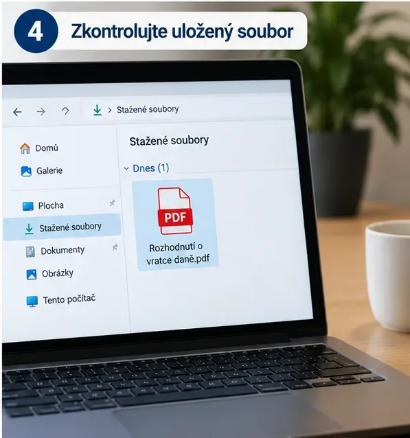 Notebook se složkou Stažené soubory, ve které je vidět uložený PDF dokument.