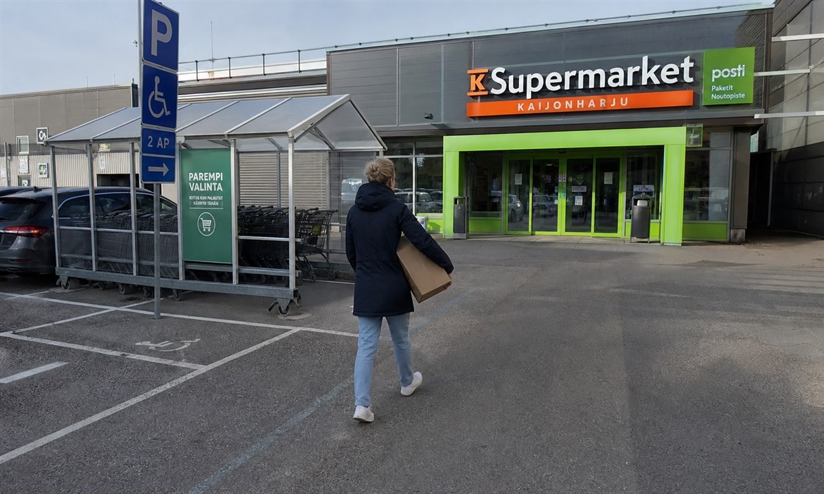 K supermarket Kaijonharju parkkipaikka ja sisäänkäynti