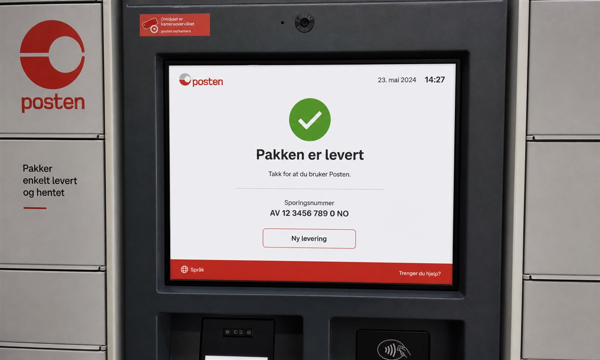 Pakkeboks-terminal som viser innleveringsbekreftelse med sporingsnummer
