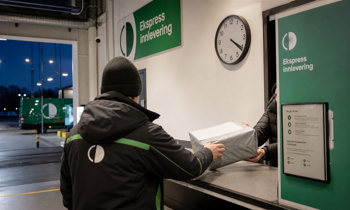 Bring-terminal med innleveringsskranke og klokke som viser fristen