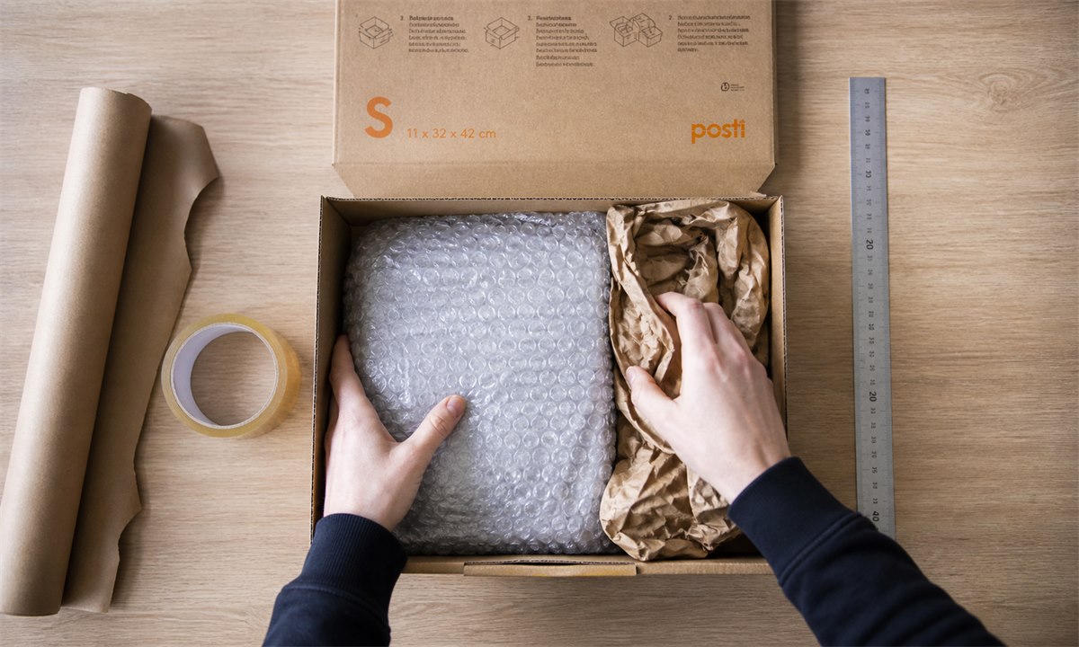 S-kokoisen paketin pakkaaminen pahvilaatikkoon turvallisesti