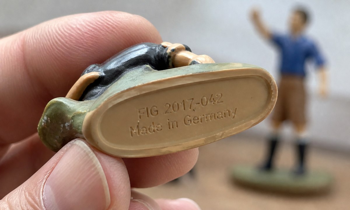 Schleich figurin tuotenumero pohjassa sarjan tunnistaminen