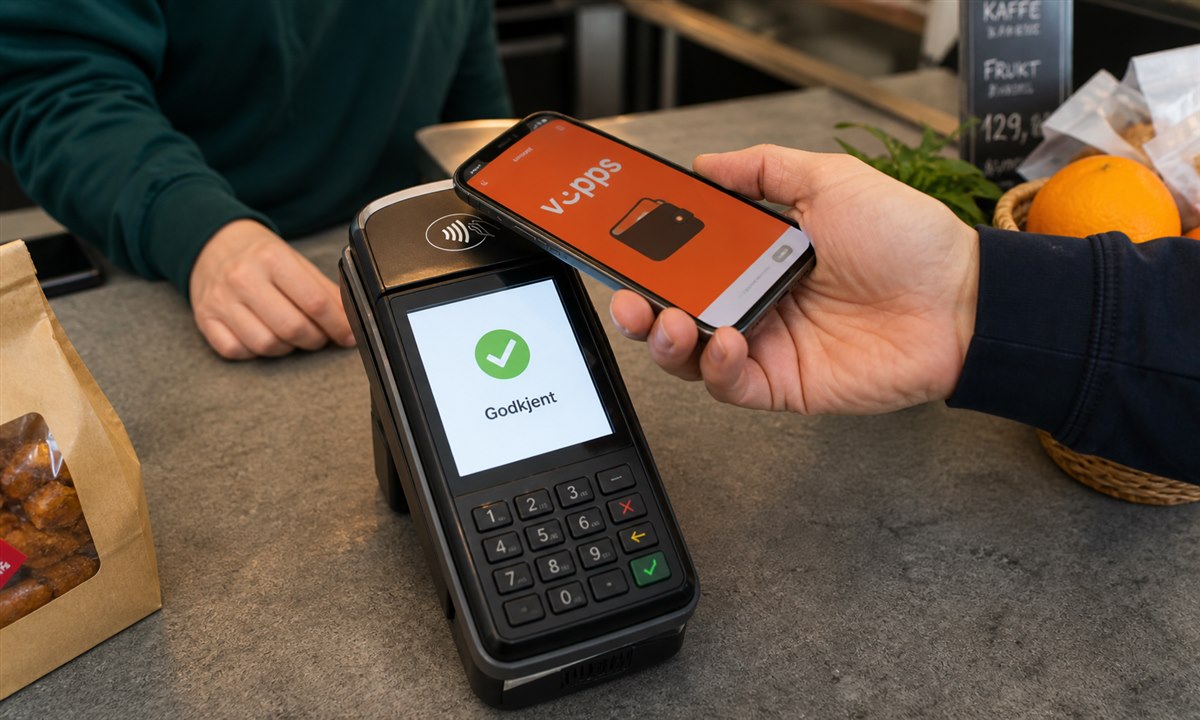 Holde telefonen mot betalingsterminal med Vipps åpen