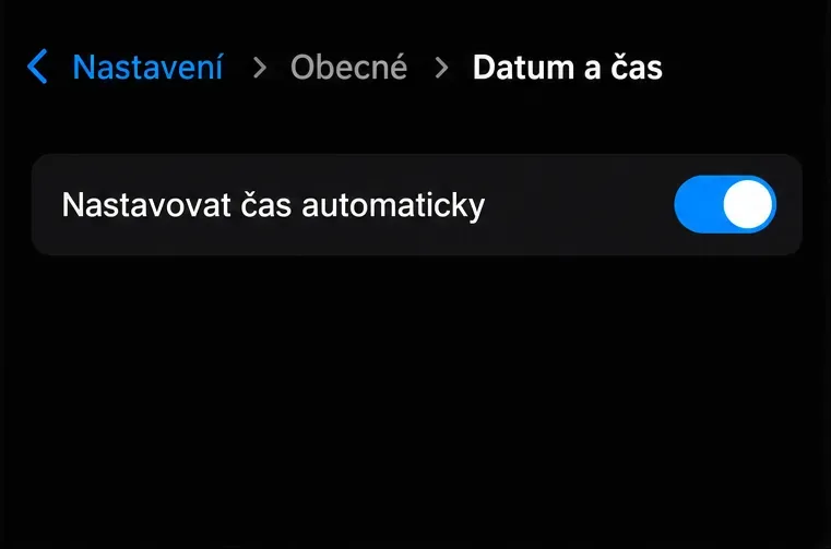 Tmavá obrazovka iPhonu s nabídkou Nastavení, Obecné, Datum a čas a zapnutou volbou Nastavovat čas automaticky.