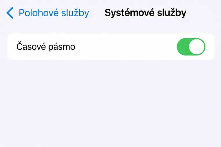 Obrazovka iPhonu Polohové služby, Systémové služby s aktivním přepínačem Časové pásmo.